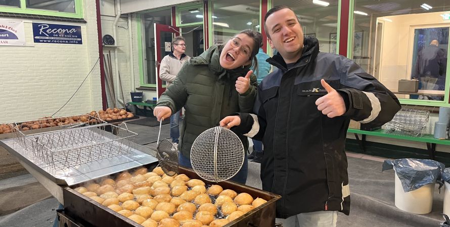 Oranjevaan bakt 5.000 oliebollen