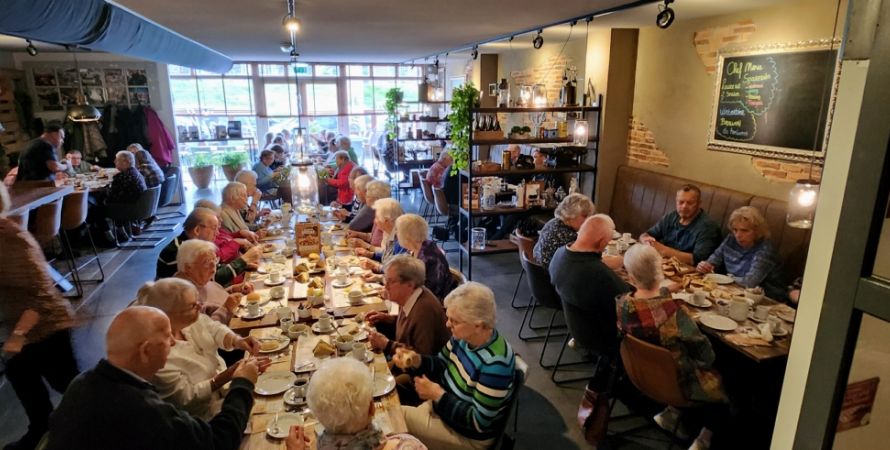 High Tea voor Zonnebloemgasten uit Fijnaart