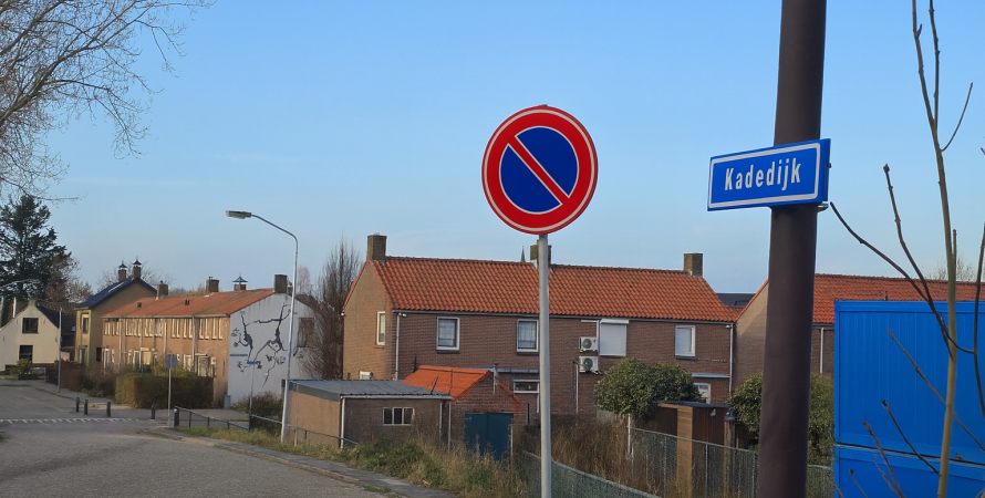 Parkeerverbod ingesteld op oprit Kadedijk