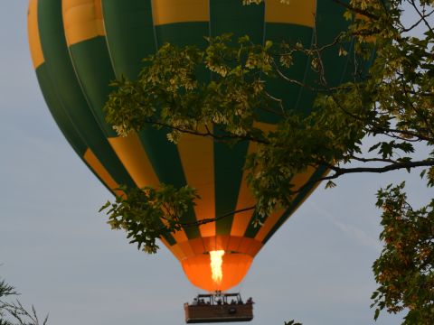 Vrijdagavond 25-7 luchtballon heel dicht boven Fijnaart