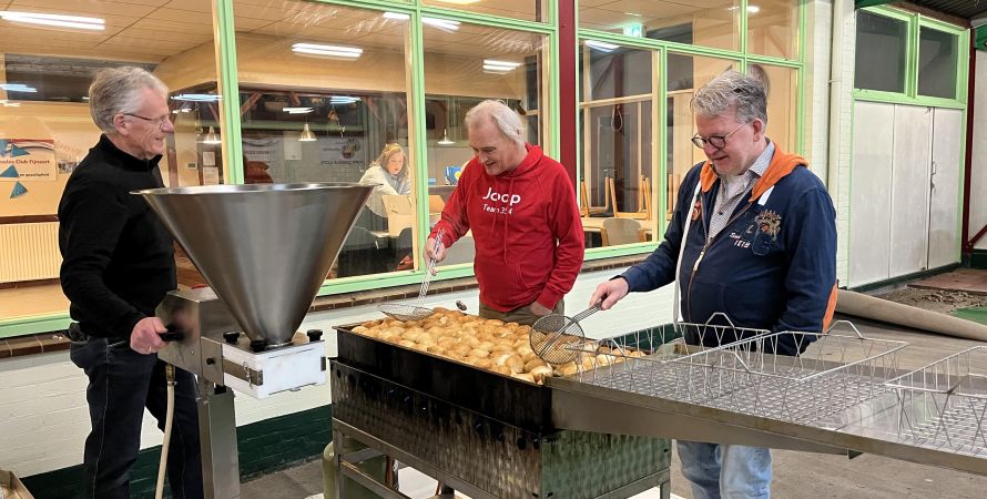 Oranjevaan bakt ze al 65 jaar bruin