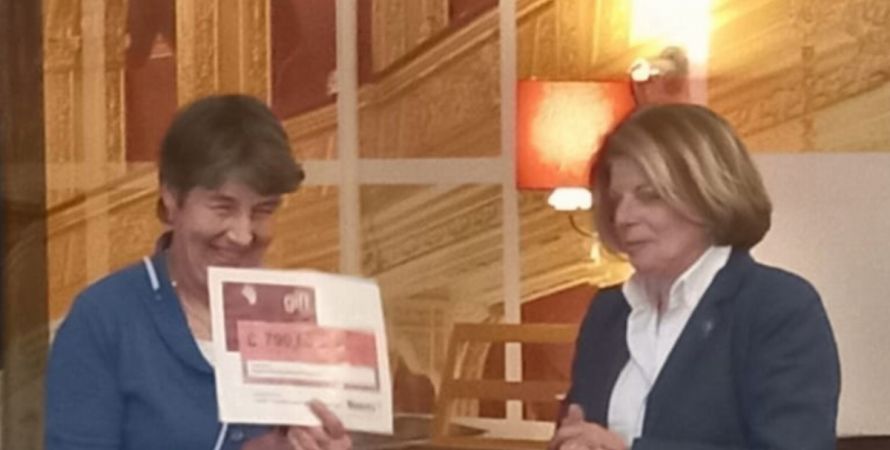 Uitreiking cheque voor een herinneringsboom
